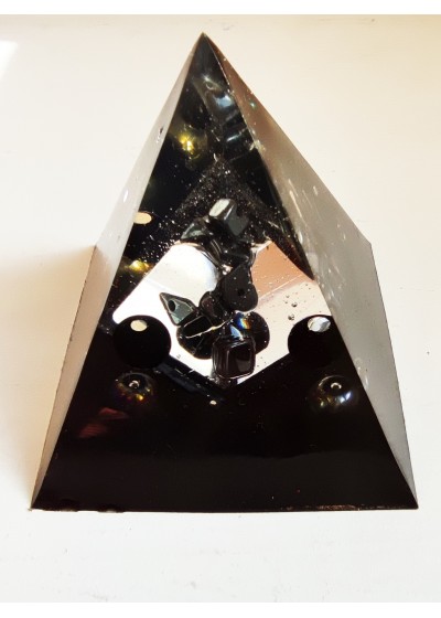 Подарък за нов дом - Оргонит пирамида с оникс, карбон и хематит за защита размер XL