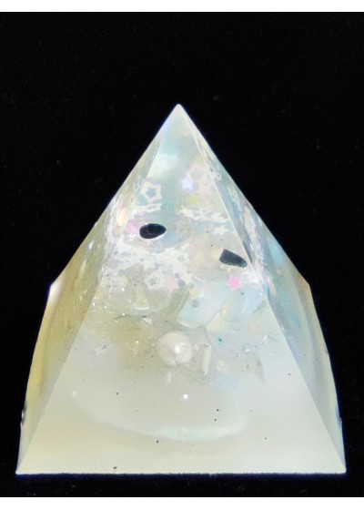 Подарък за нов апартамент - Оргонит пирамида за защита и хармония в дома с лунен камък перли и планински кристал размер L