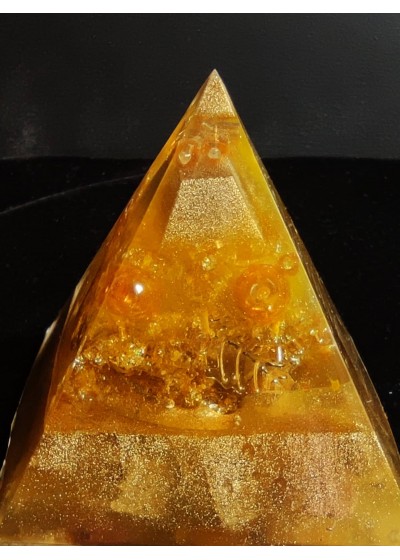 Подарък за нов офис - Пирамида оргонит за привличане на пари и изобилие с цитрин и златен прах размер XL